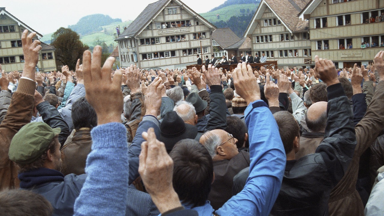 Teilnehmer der kantonalen Abstimmung über die Einführung des Frauenwahlrechts in Appenzell Innerrhoden im Jahre 1989 (Archivbild)