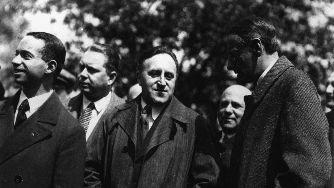 Carl von Ossietzky, Friedensnobelpreisträger 1935, wird 1932 von Schriftstellern begleitet, bevor dieser ins Gefängnis muss (Archivbild)