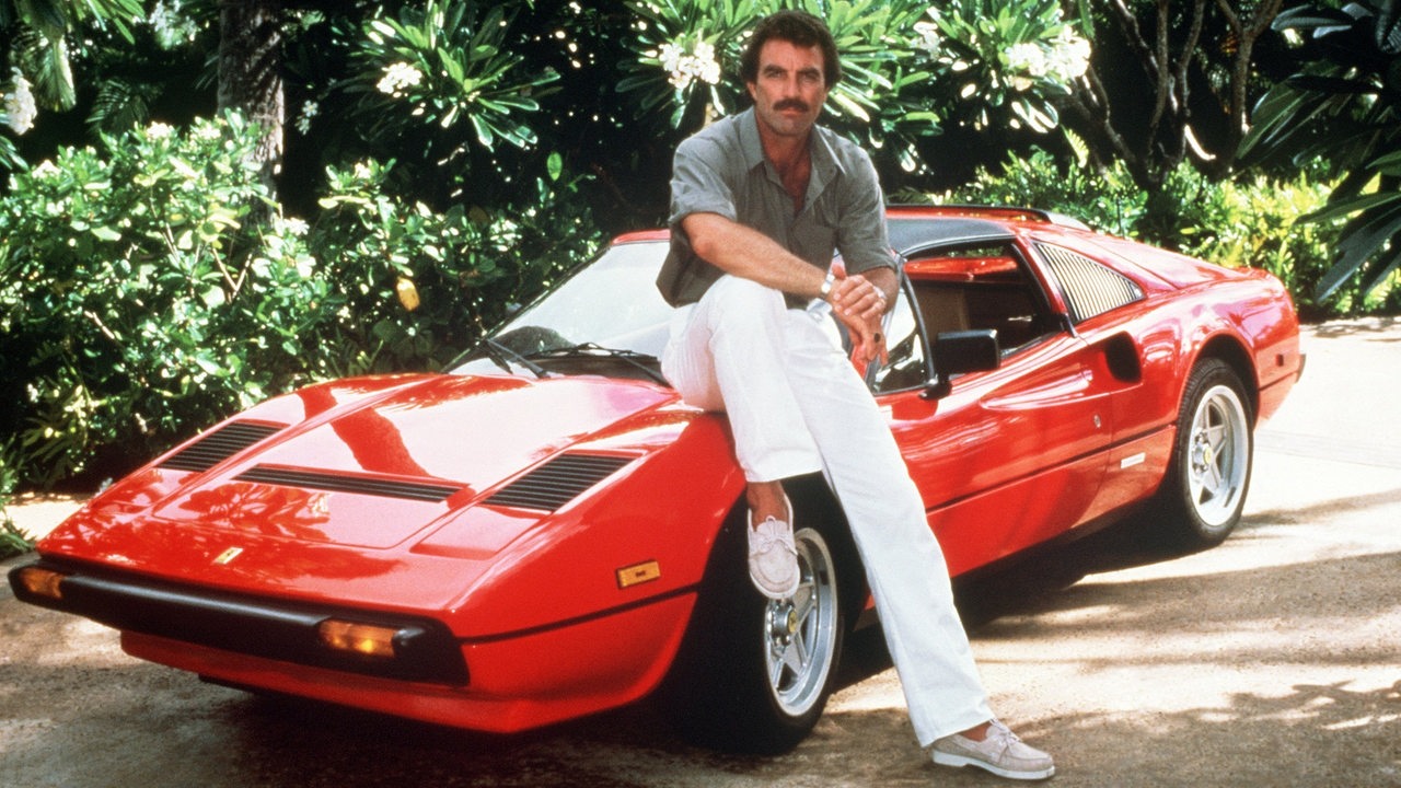 Tom Selleck als Thomas Magnum mit seinem roten Ferrari in einer Szene der TV-Serie "Magnum" (Aufnahme von 1985)