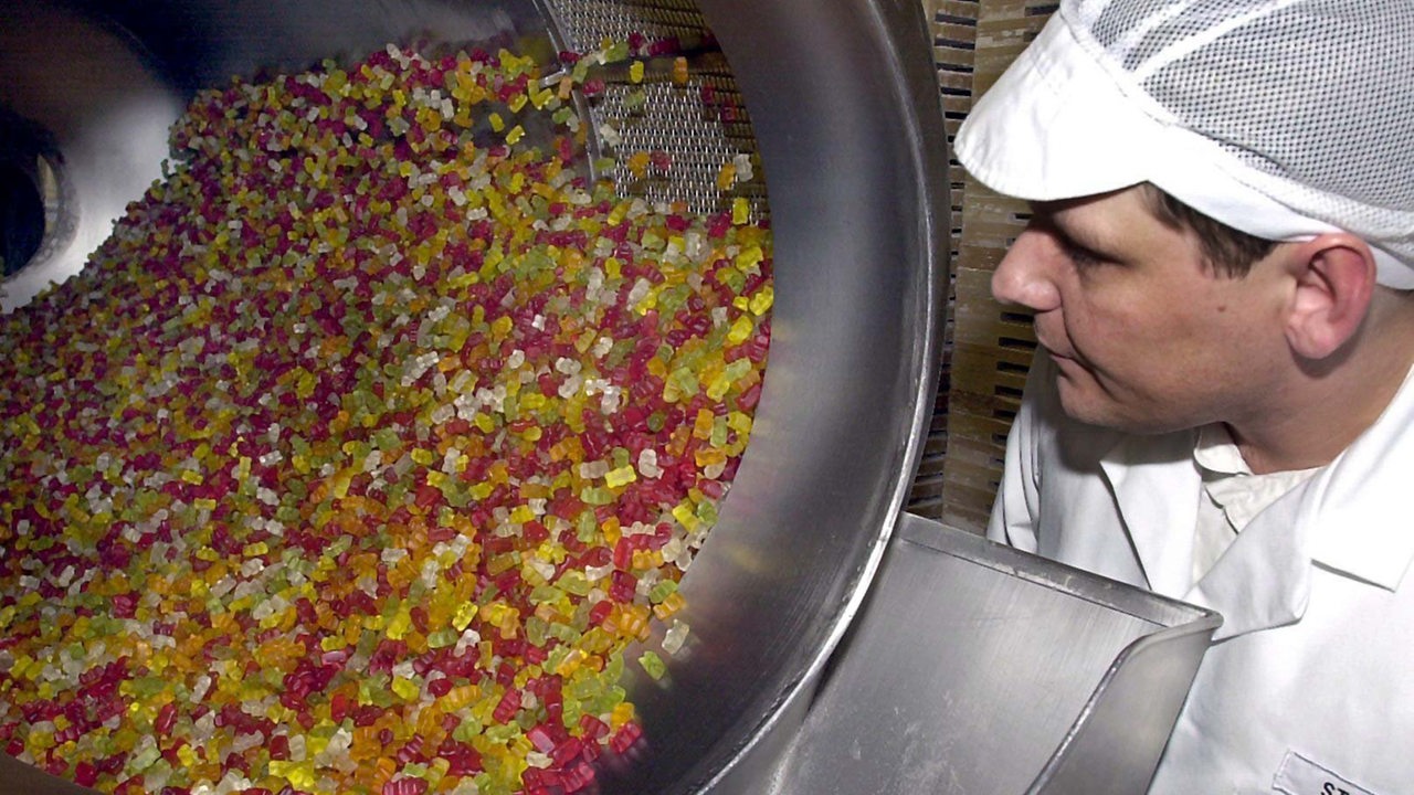 Ein Mitarbeiter kontrolliert die Haribo-Bären in einem Mischtrommel (Archivbild)