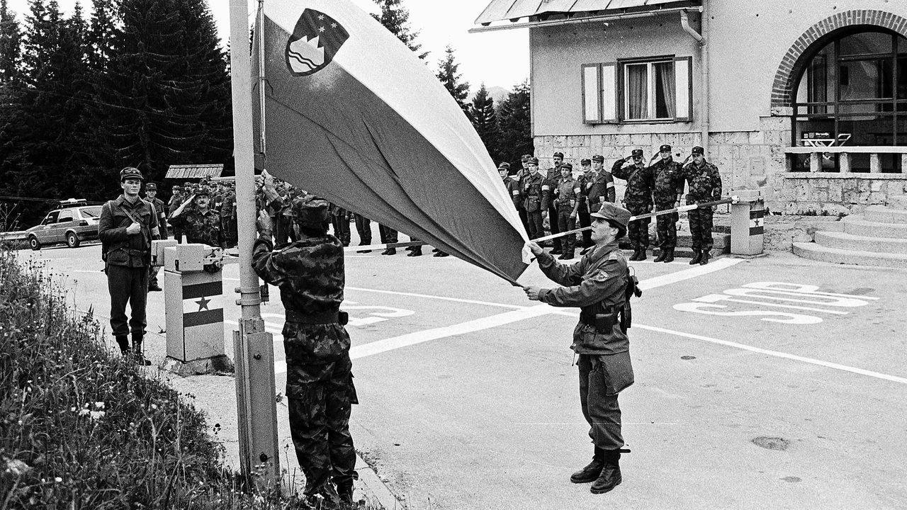 Männer der slowenischen Miliz hissen nach der Rückeroberung der österreichischen-slowenischen Grenzstation am Seebergsattel die Fahne (Archivbild)