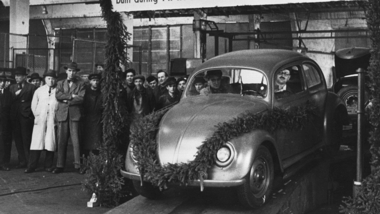 Ein Volkswagen rollt 1945 vom Band und ist mir Girlanden geschmückt (Archivbild)