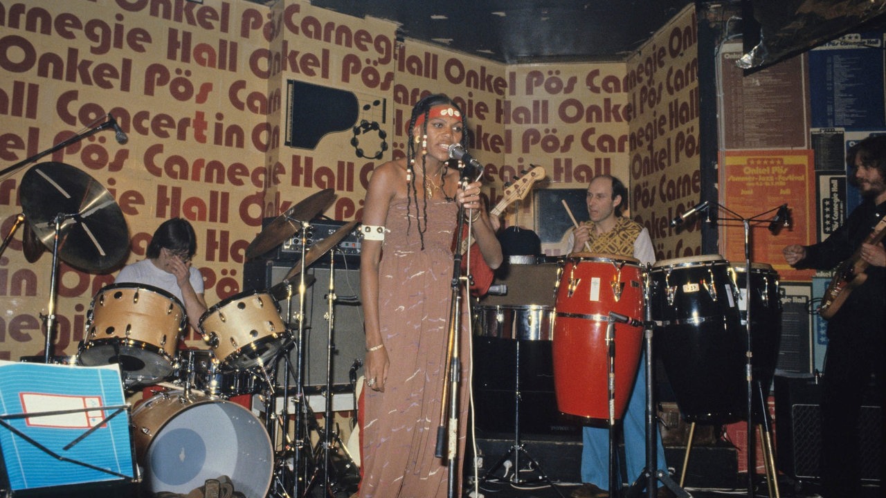 Bongi Makeba tritt 1980 in Onkel Pöls Carnegie Hall auf. (Archivbild)