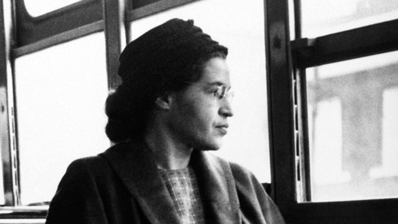 Rosa Parks sitzt in einem Linienbus in Montgomery, Alabama im Jahre 1956 und schaut aus dem Fenster. (Archivbild)