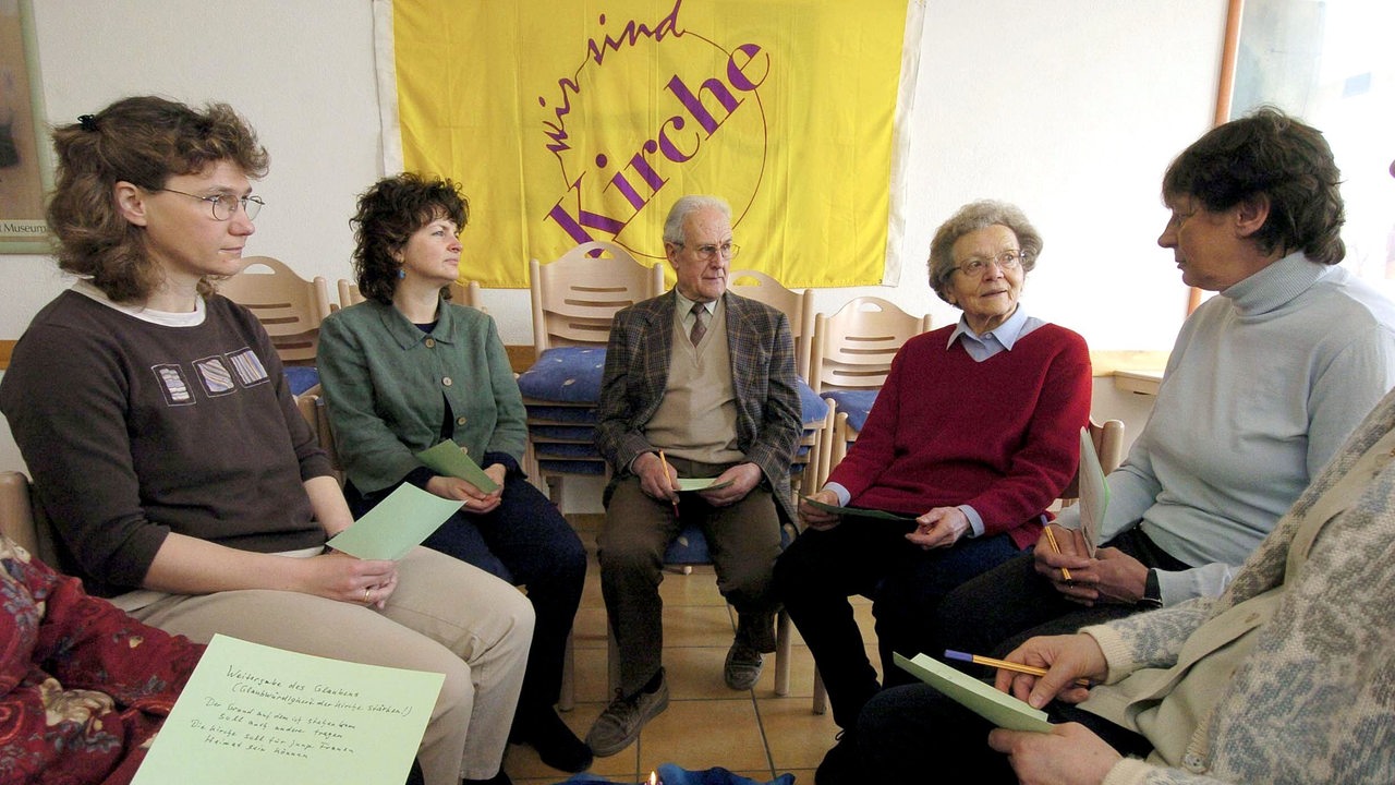 Eine Arbeitsgruppe der KirchenVolksbewegung "Wir sind Kirche" tauscht sich aus (Archivbild)