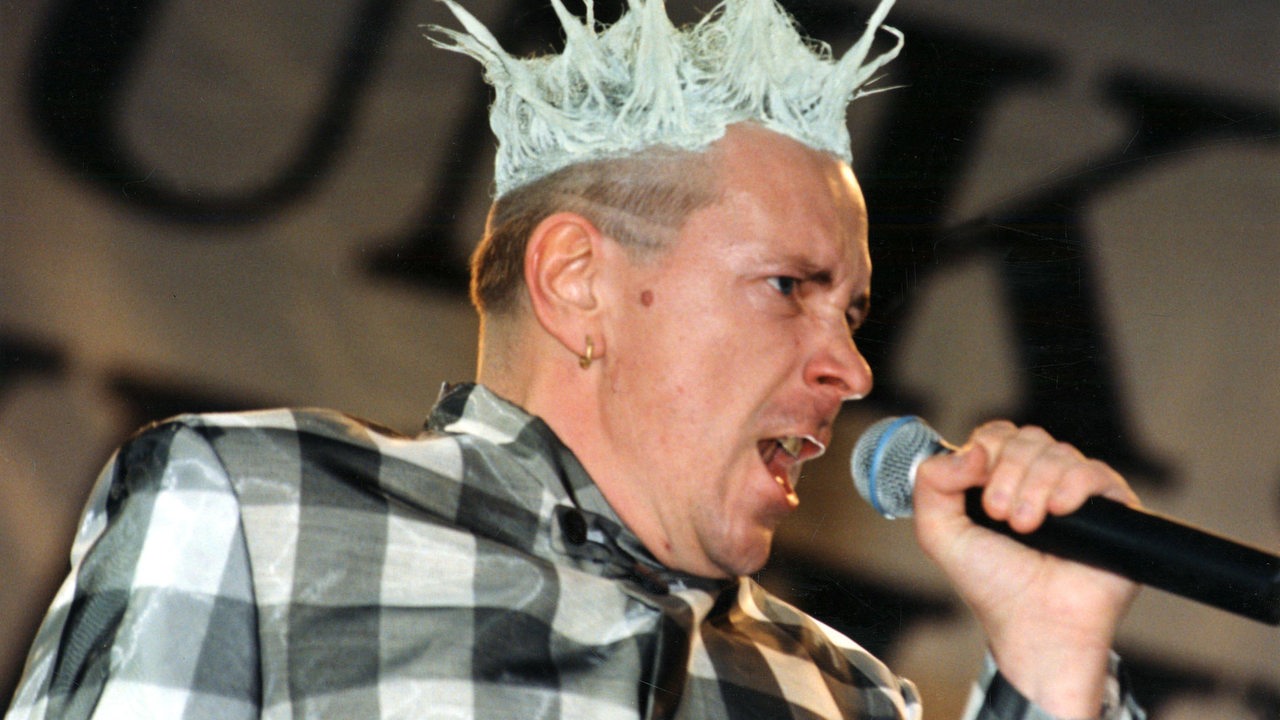 Johnny Rotten (John Lydon) von den Sex Pistols 1996 auf der Bühne (Archivbild)