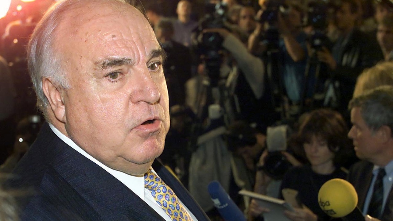 Mit ernstem Gesichtsausdruck beantwortet Altbundeskanzler Helmut Kohl am 6.7.2000 im Rathaus Schöneberg in Berlin während einer Pause die Fragen der Journalisten.