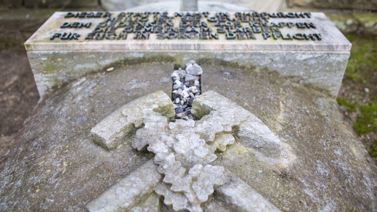 Zwei Schlägel sind in Bergkamen vor einem Denkmal auf einer Betonplatte zu sehen. (Archivbild)