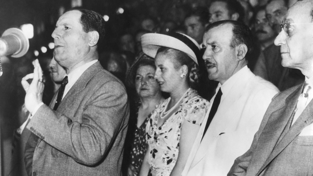 Juan Domingo Peron spricht in Buenos Aires, hinter ihm steht seine Frau Maria Eva Duarte de Peron (Archivbild)