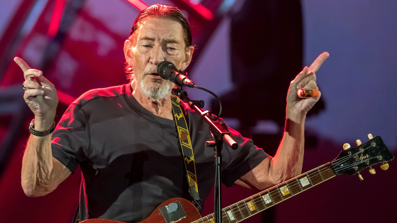 Der Musiker Chris Rea bei einem Auftritt an der Gitarre (Archivbild)