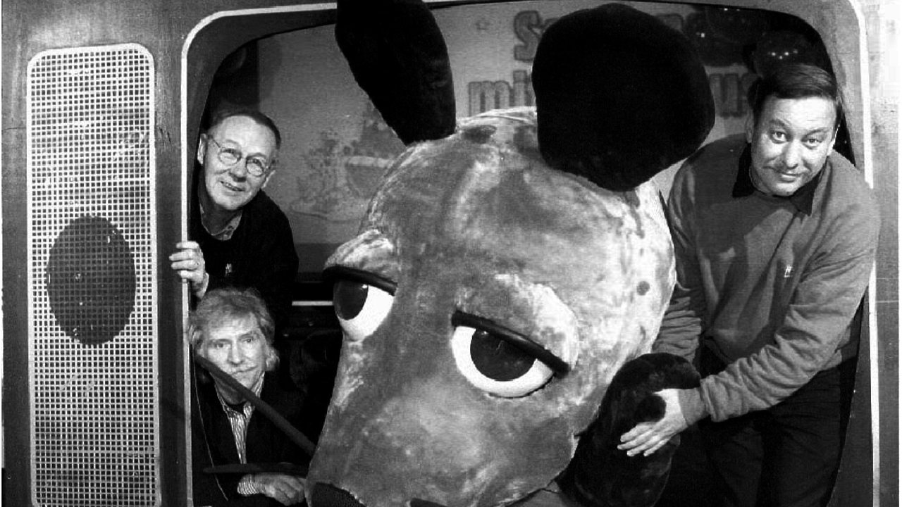 Friedrich Streich, Zeichner der TV-Maus, Armin Maiwald und Christoph Biemann und eine Plüschmaus schauen aus einer Fernseher-Attrappe. (Archivbild)