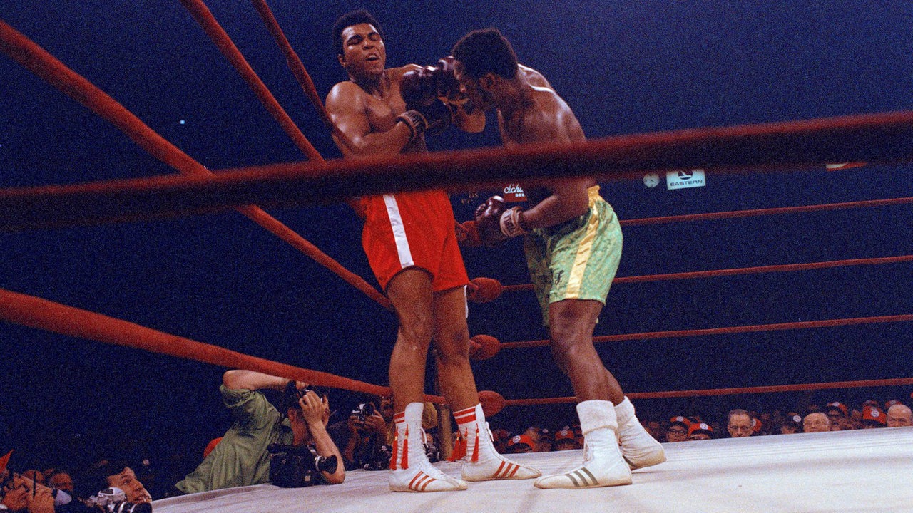 Joe Frazier besiegt am 8.3.1971 Muhammad Ali (Archivbild)