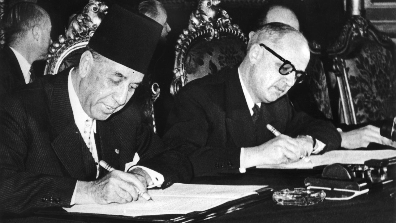 Der tunesische Ministerpräsident Tahar Ben Amar und sein französischer Amtskollege Christian Pineau unterzeichnen am 20.03.1956 das Protokoll über die offizielle Anerkennung Tunesiens als souveräner Staat (Archivbild)