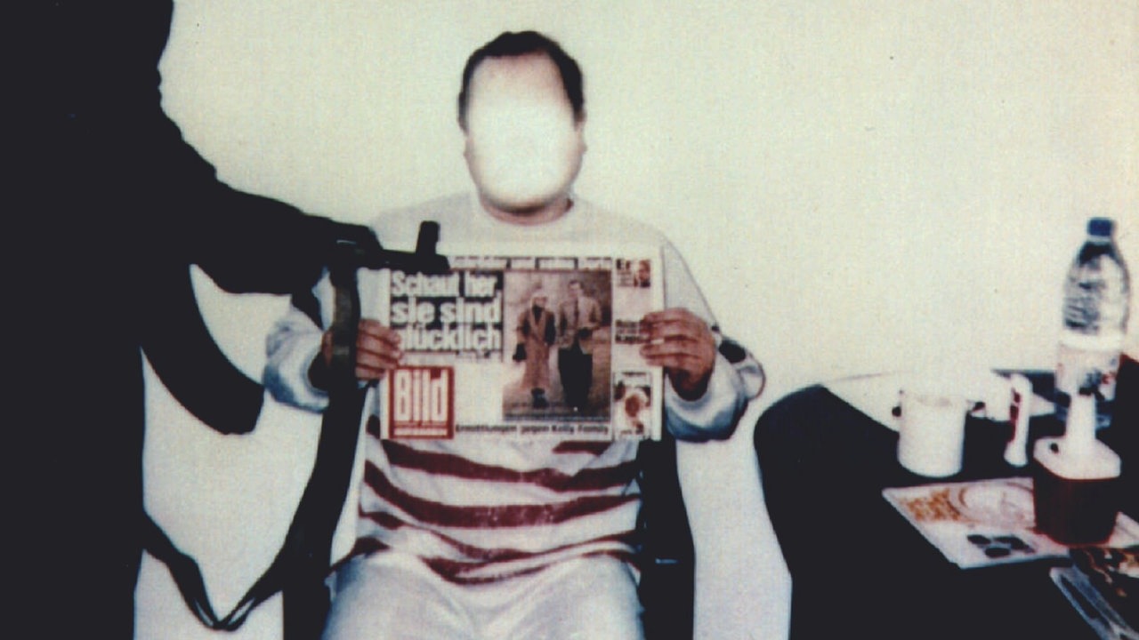 Das von der Polizei geblendete Polaroid-Foto zeigt Jan Philipp Reemtsma bei den Entführern mit einer Ausgabe der Bild-Zeitung vom 26.3.1996. (Archivbild)