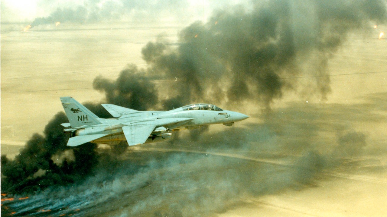 Ein Kampfflugzeug fliegt über brennende Ölfelder während des zweiten Golfkriegs 1991 (Archivbild)