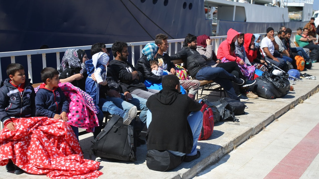 Syrische Flüchtlinge nach ihrer Ankunft im Hafen von Izmir im Mai 2016 (Archivbild)