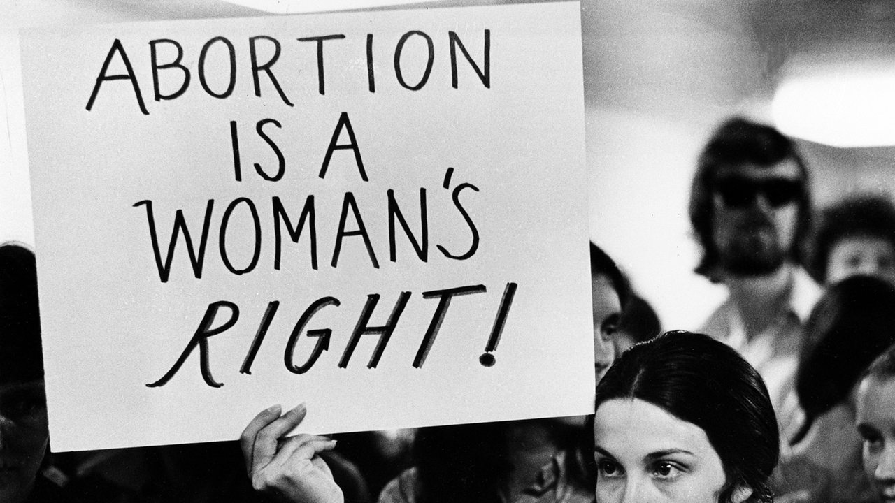 Eine Frau hält im April 1971 ein englischsprachiges Protestschild hoch, auf dem übersetzt "Abreibung ist ein Frauenrecht" steht (Archivbild)