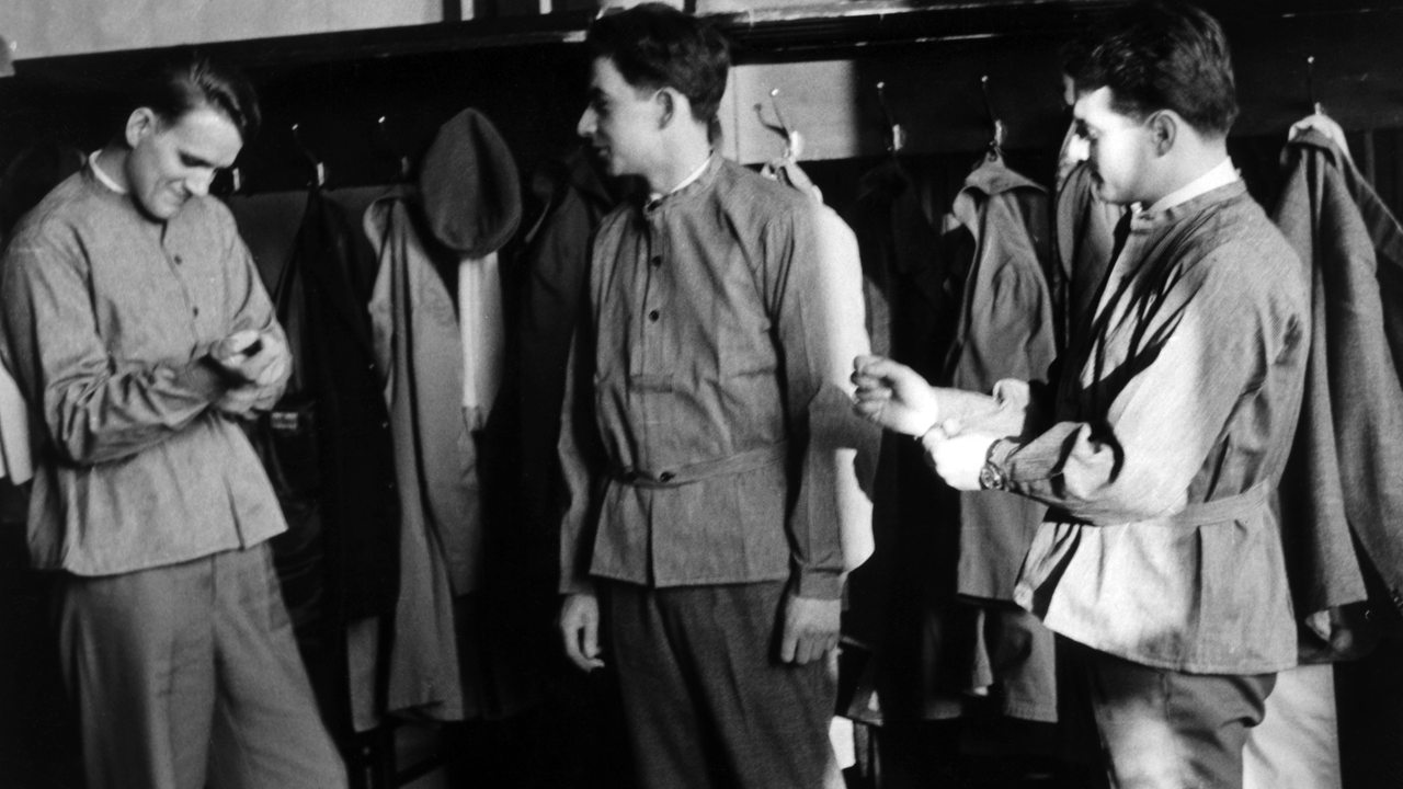 Die Kriegsdienstverweigerer bei der Einkleidung in die blau-weiß-gestreiften "Bruderkittel" am 10.04.1961 in Bethel (Archivbild)