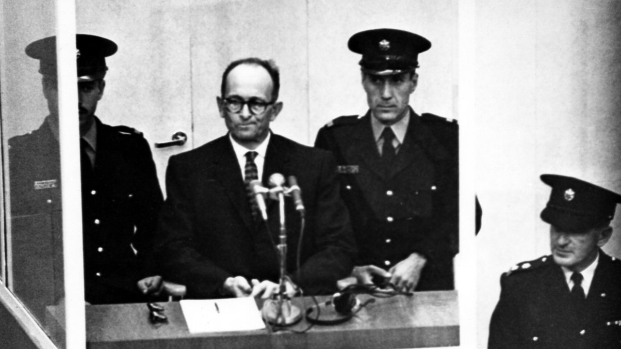 Adolf Eichmann im April 1961, umringt von Wachpersonal, im Gerichtsaal in Jerusalem (Archivbild)