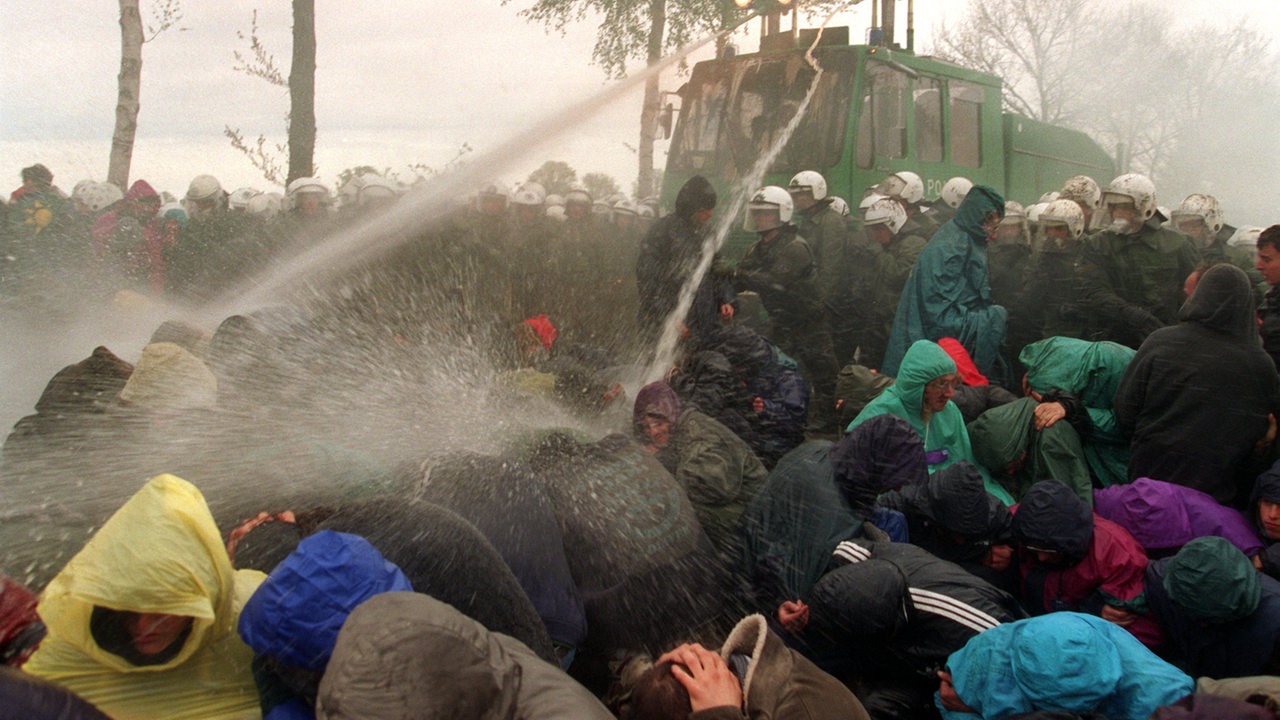 Mit Wasserwerfern zielt die Polizei auf Demonstranten, die am 8.5.1996 in Dannenberg versuchen, den Castor-Transport nach Gorleben aufzuhalten