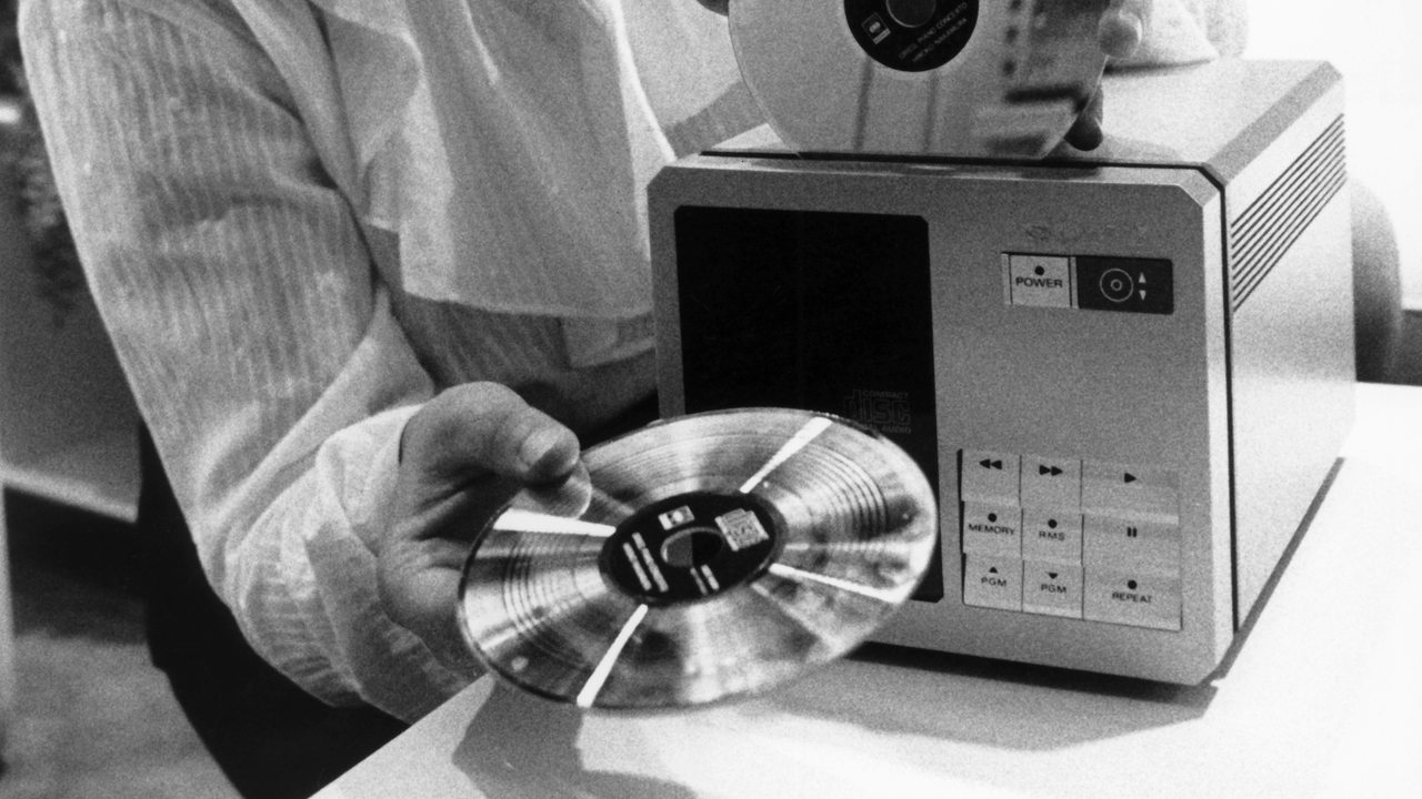 Ein CD-Player, zu Beginn noch digitaler Plattenspieler genannt, wird 1981 auf der Internationalen Funkausstellung  in Berlin vorgestellt (Archivbild)