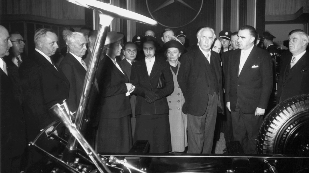 Bundespräsident Theodor Heuss steht während der Ersten Internationalen Automobilausstellung in Frankfurt am 19. April 1951 an einem Stand (Archivbild)
