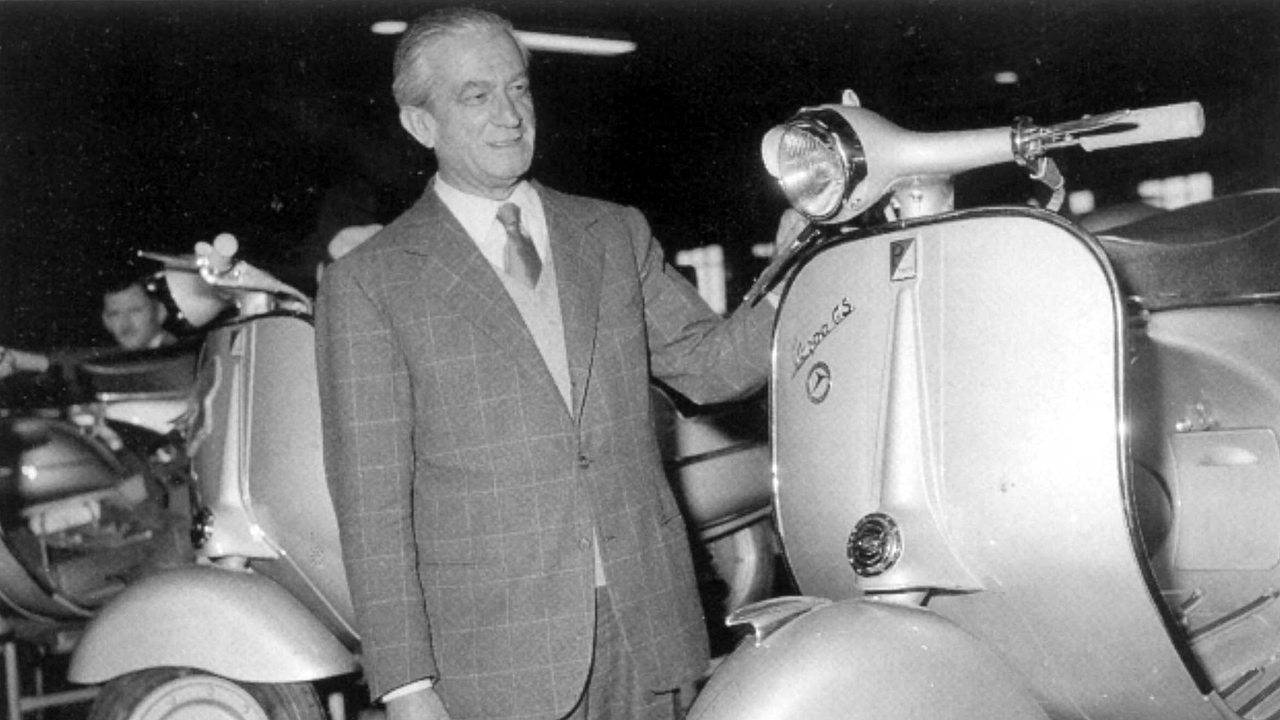 Enrico Piaggio steht 1957 neben einem Vespa-Roller (Archivbild)