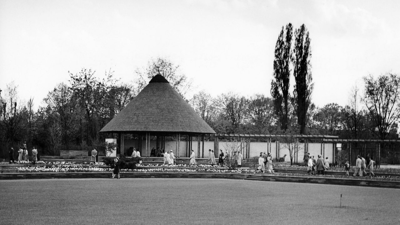 Besucher vor einem Pavillon im Stadtgarten auf der ersten Bundesgartenschau 1951 in Hannover (Archivbild)