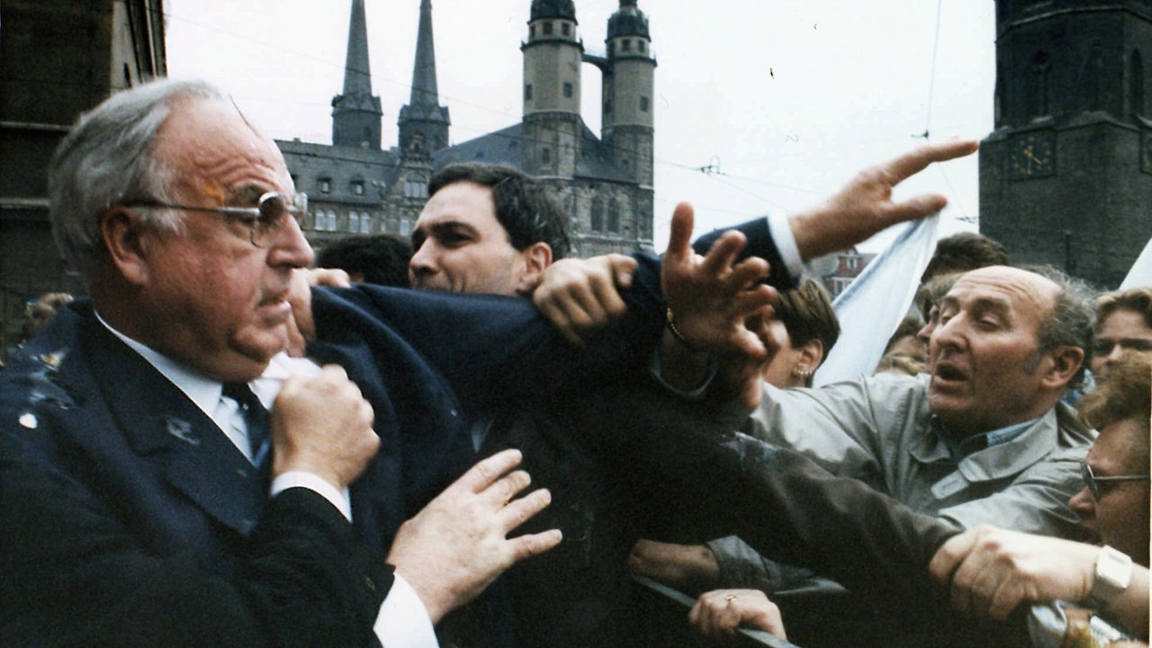 Bundeskanzler Helmut Kohl am 10. Mai 1991 beim Handgemenge mit aufgebrachten Demonstranten in Halle, zuvor wurde er mit Eiern beworfen.