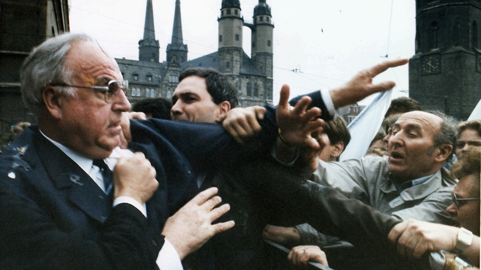 10.5.1991: Eierwürfe auf Helmut Kohl - Bremen Eins