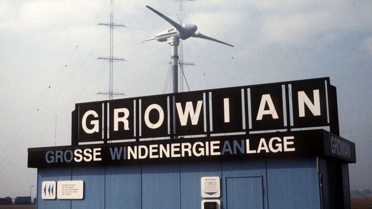 Blick auf den Schriftzug sowie die Windernergie-Anlage Growian im Kaiser-Wilhelm-Koog im Kreis Dithmarschen (undatiert).