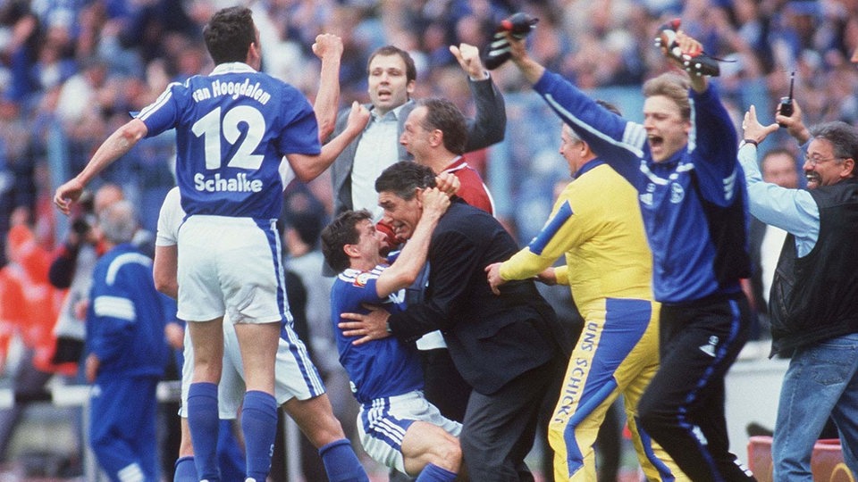 Großer Jubel am 19. Mai 2001 bei Schalke, Andreas Möller fällt Rubi Assauer in die Arme.
