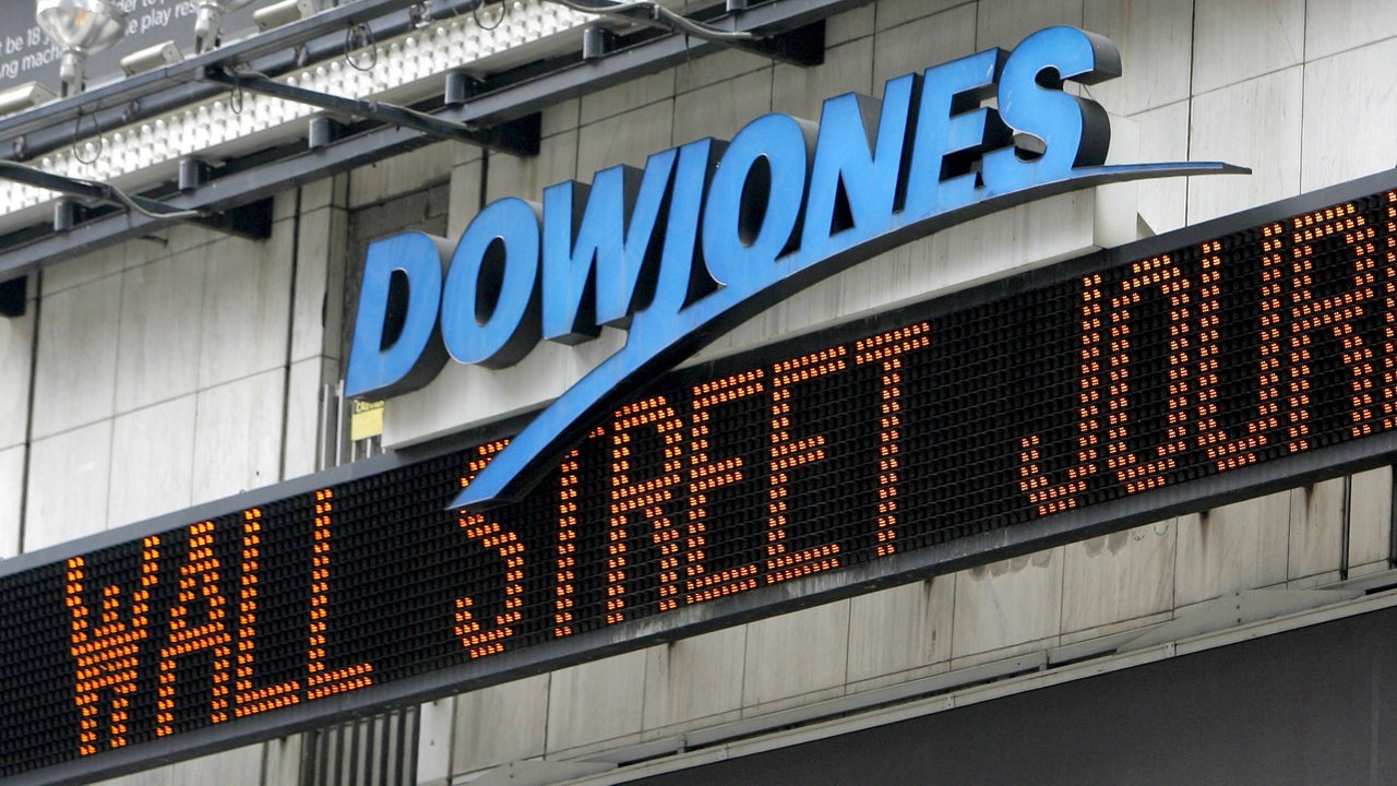 DowJones-Schild mit Lauftext "Wall Street Journal" an der New Yorker Wallstreet (Archivbild)
