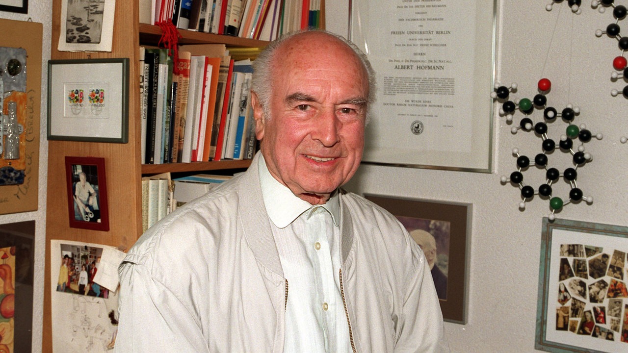Der Schweizer Chemiker und Endecker von LSD, Albert Hofmann in seinem Haus (Archivbild)