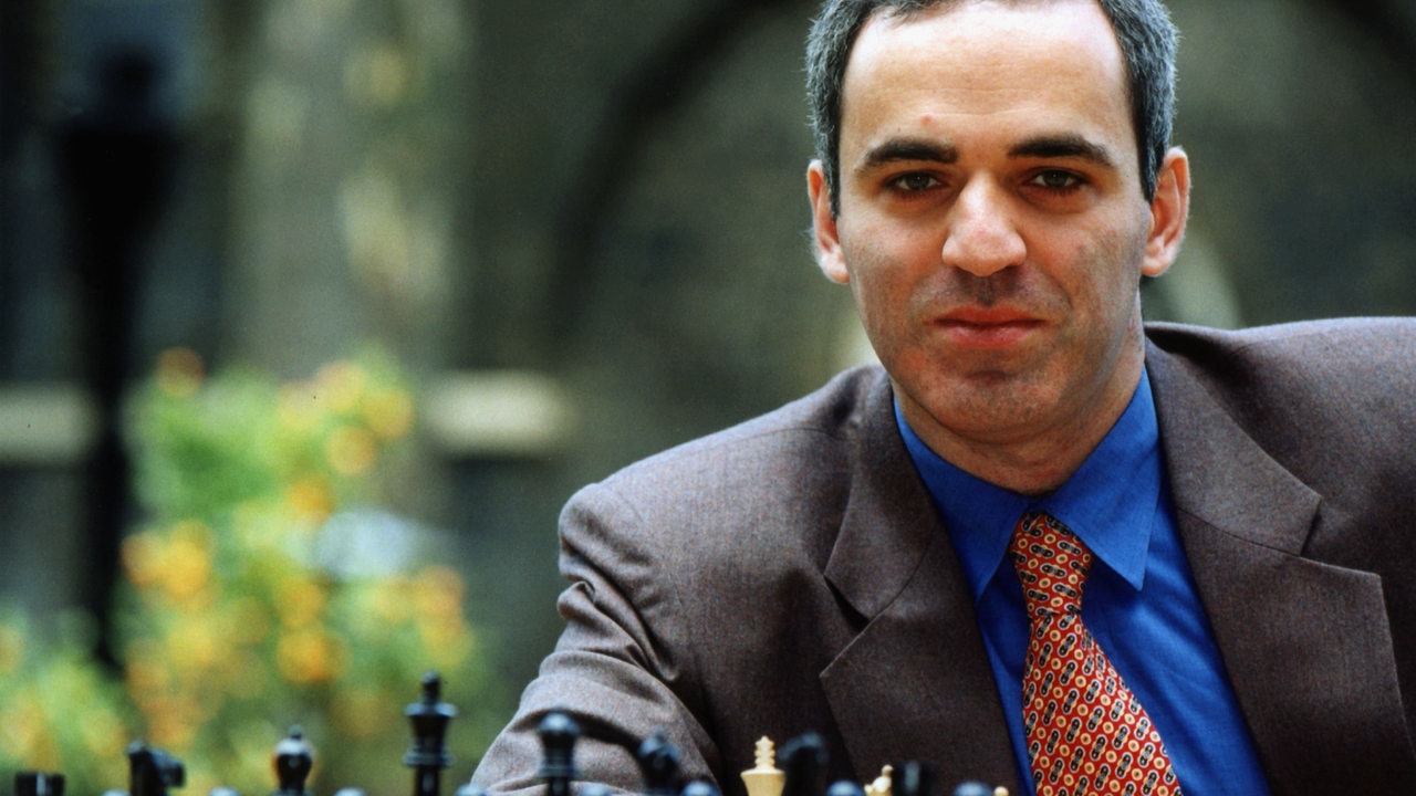 Garri Kasparow hinter einem Schachbrett im Jahre 2000 (Archivbild)