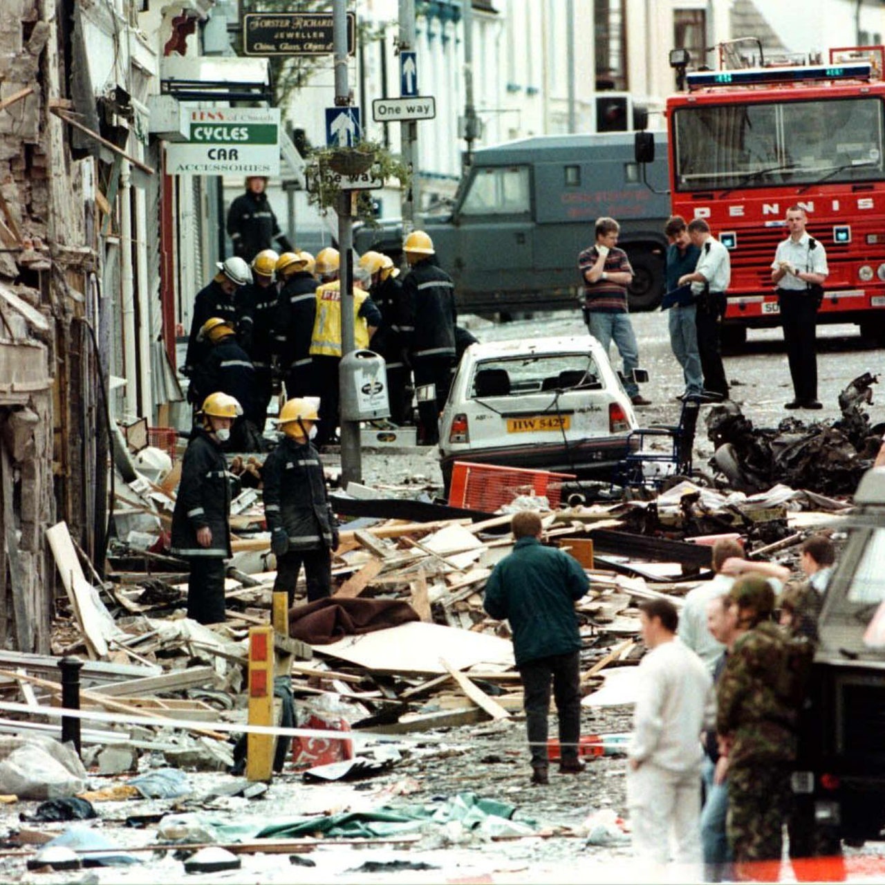 Hilfsmannschaften und Polizei suchen nach dem Bombenanschlag in Omagh nach Überlebenden (Archivfoto vom 15.08.1998).