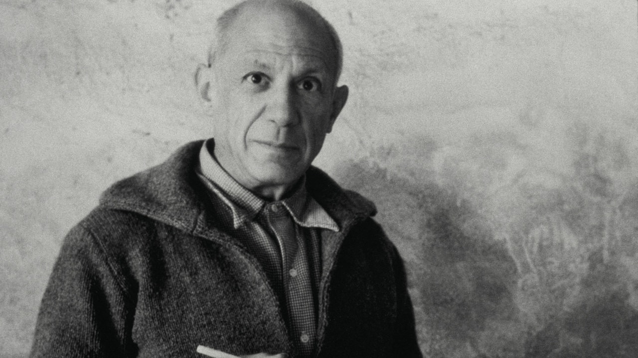 Der Maler Pablo Picasso auf einer Schwarzweiß-Fotografie mit Pinsel