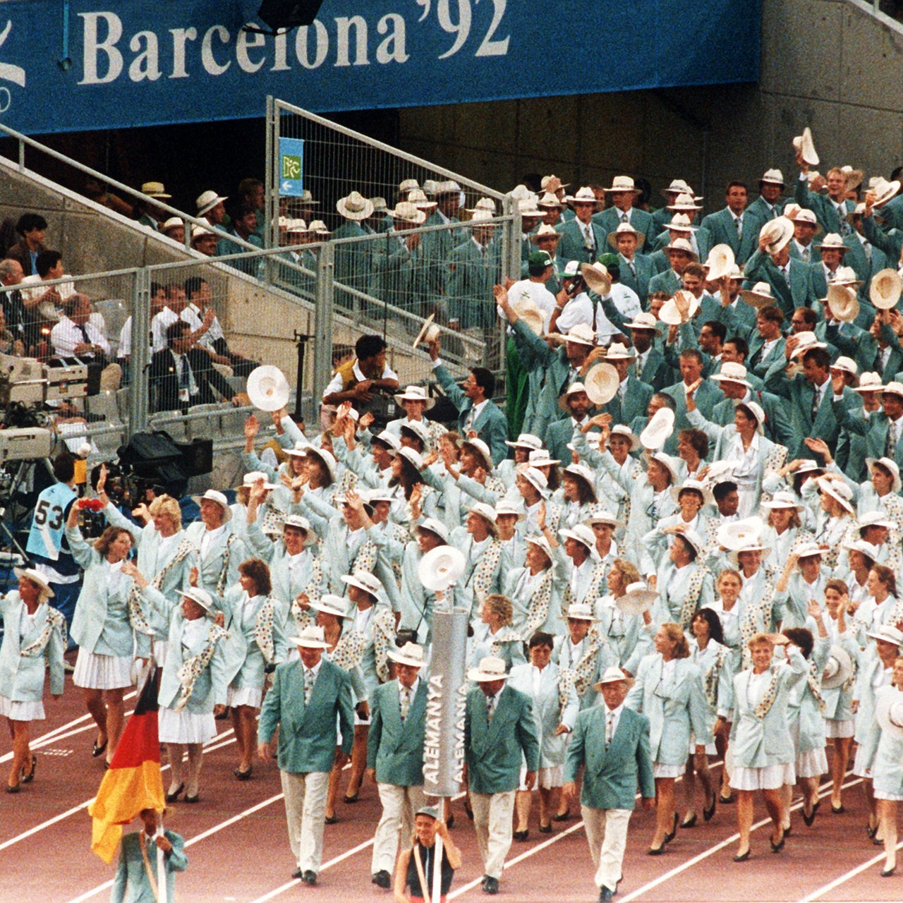 Die deutsche Mannschaft  beim feierlichen Eröffnungszeremoniell am 25.07.1992 im Olympiastadion in Barcelona