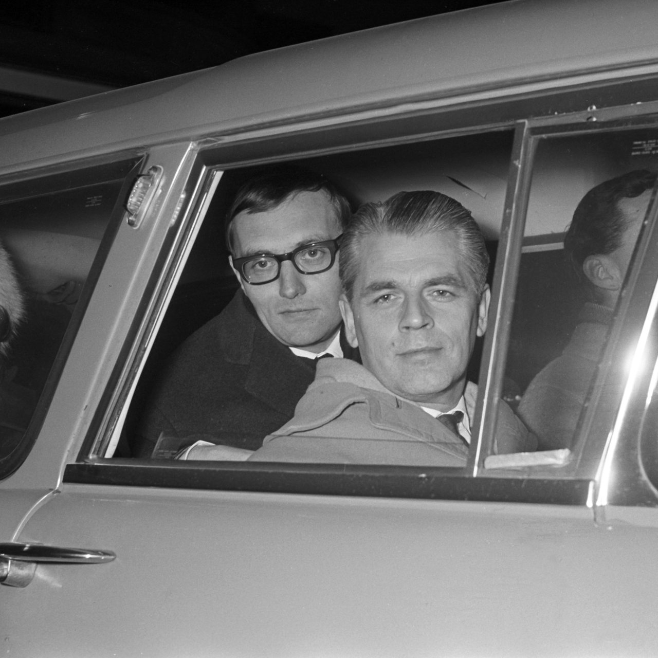 Rudolf Augstein verlässt in Begleitung seines stellvertretenden Chefredakteurs Conrad Ahlers Karlsruhe in einem Auto. (Archivbild)