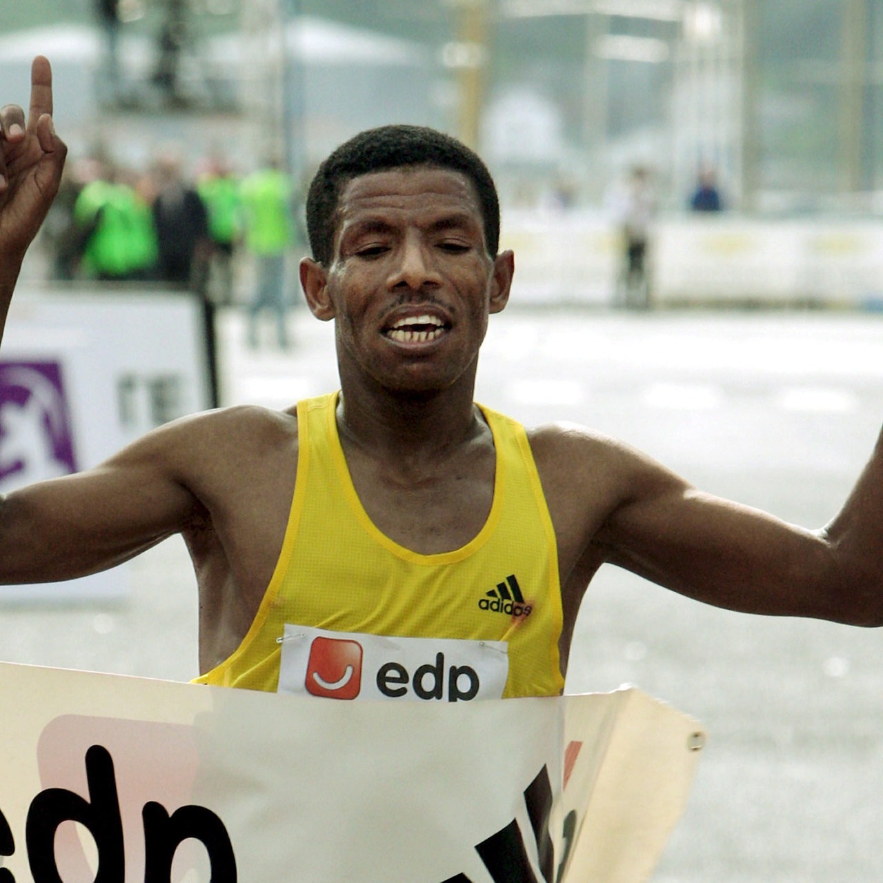 Langstreckenläufer Haile Gebrselassie läuft 2008 über die Ziellinie bei einem Marathon in Lissabon (Archivbild)