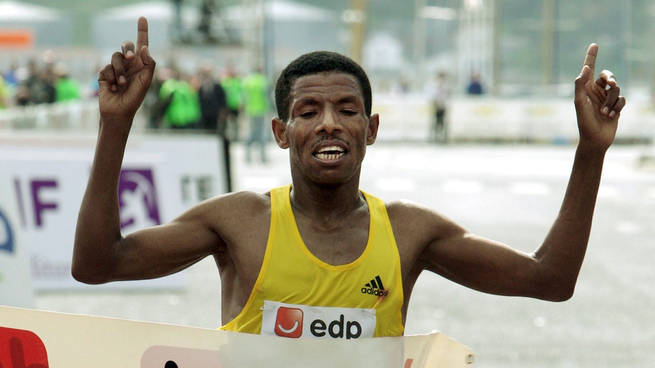 Langstreckenläufer Haile Gebrselassie läuft 2008 über die Ziellinie bei einem Marathon in Lissabon (Archivbild)