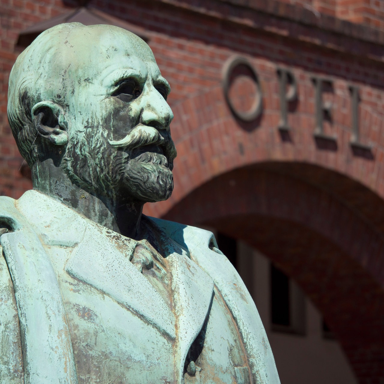 Statue von Adam Opel vor dem alten Portal der Opel Werke Ruesselsheim