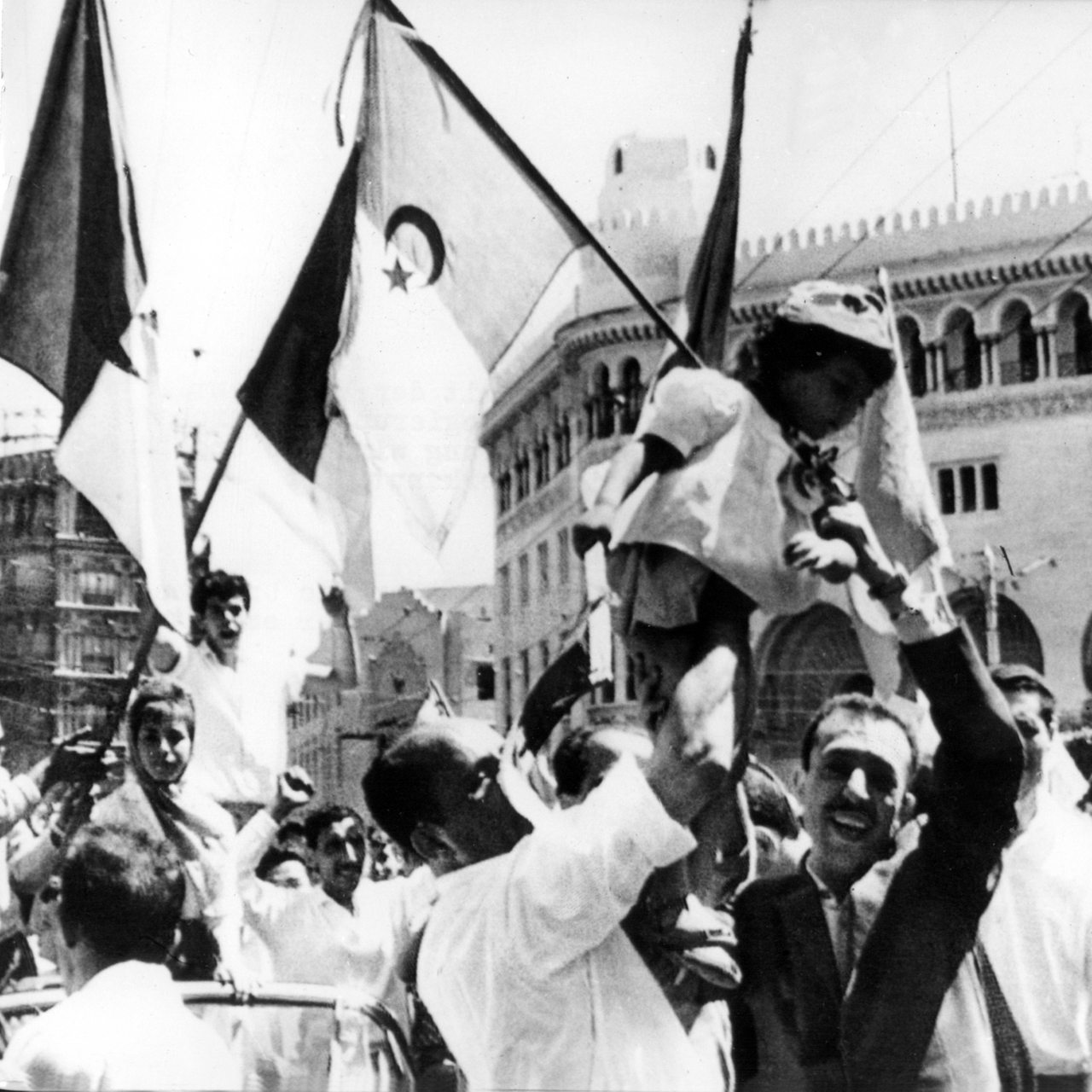Eine jubelnde Menschenmenge vor der Hauptpost im Europäer-Viertel von Algier am 3.7.1962