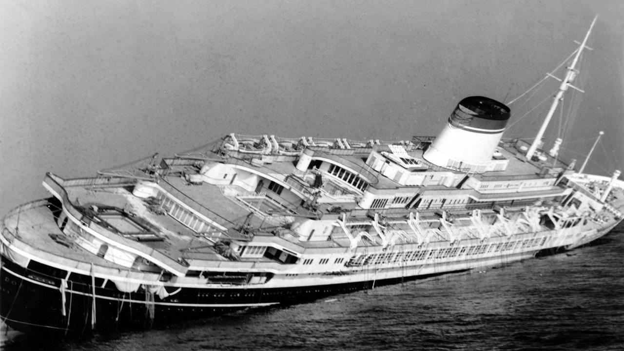 Die untergehende "Andrea Doria" nach der Kollision mit einem Kriegsschiff 1956