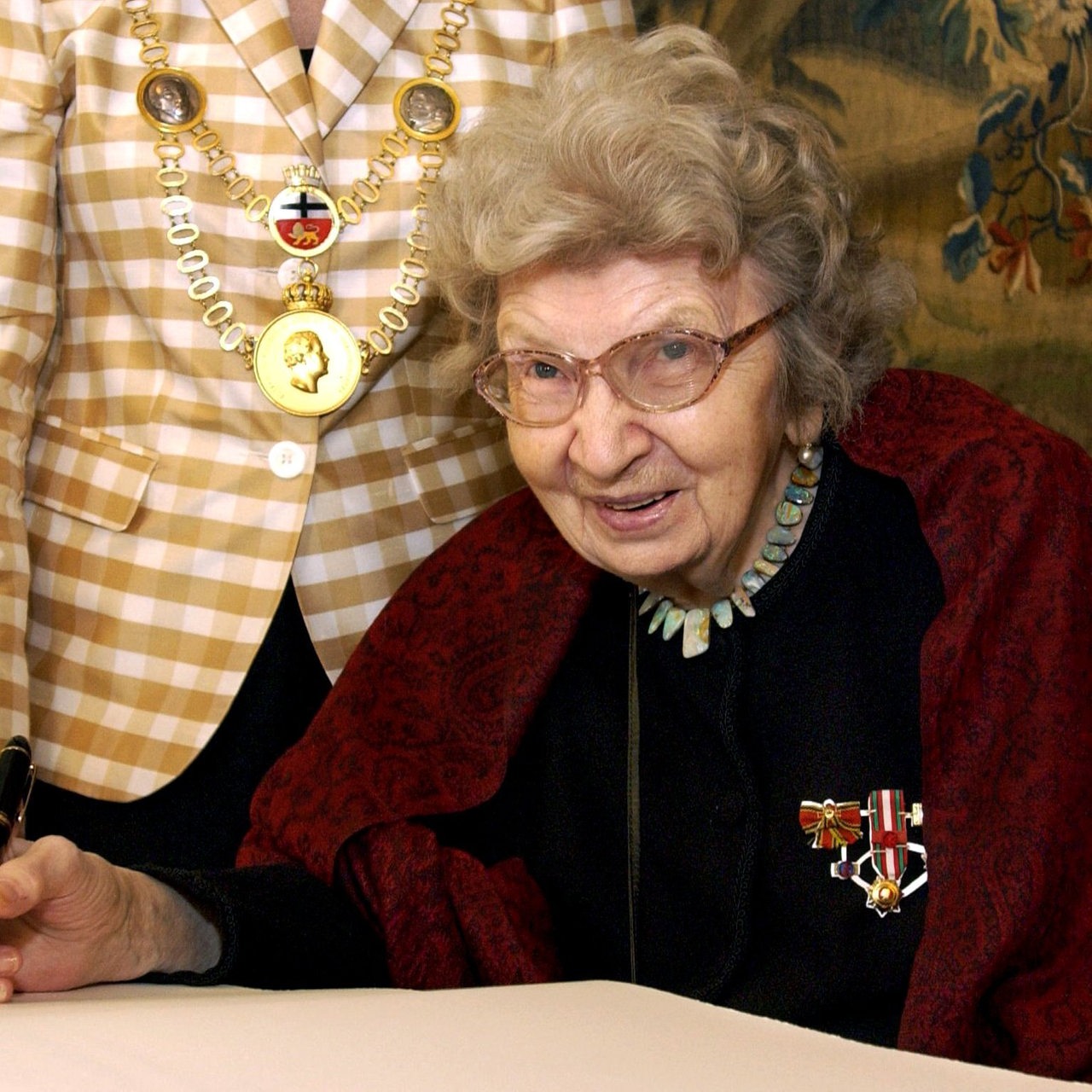 Die Professorin Annemarie Schimmel, Orientalistin von Weltrang, trägt sich am 7.4.2002, ihrem 80. Geburtstag, in Bonn in das Goldene Buch der Stadt ein.