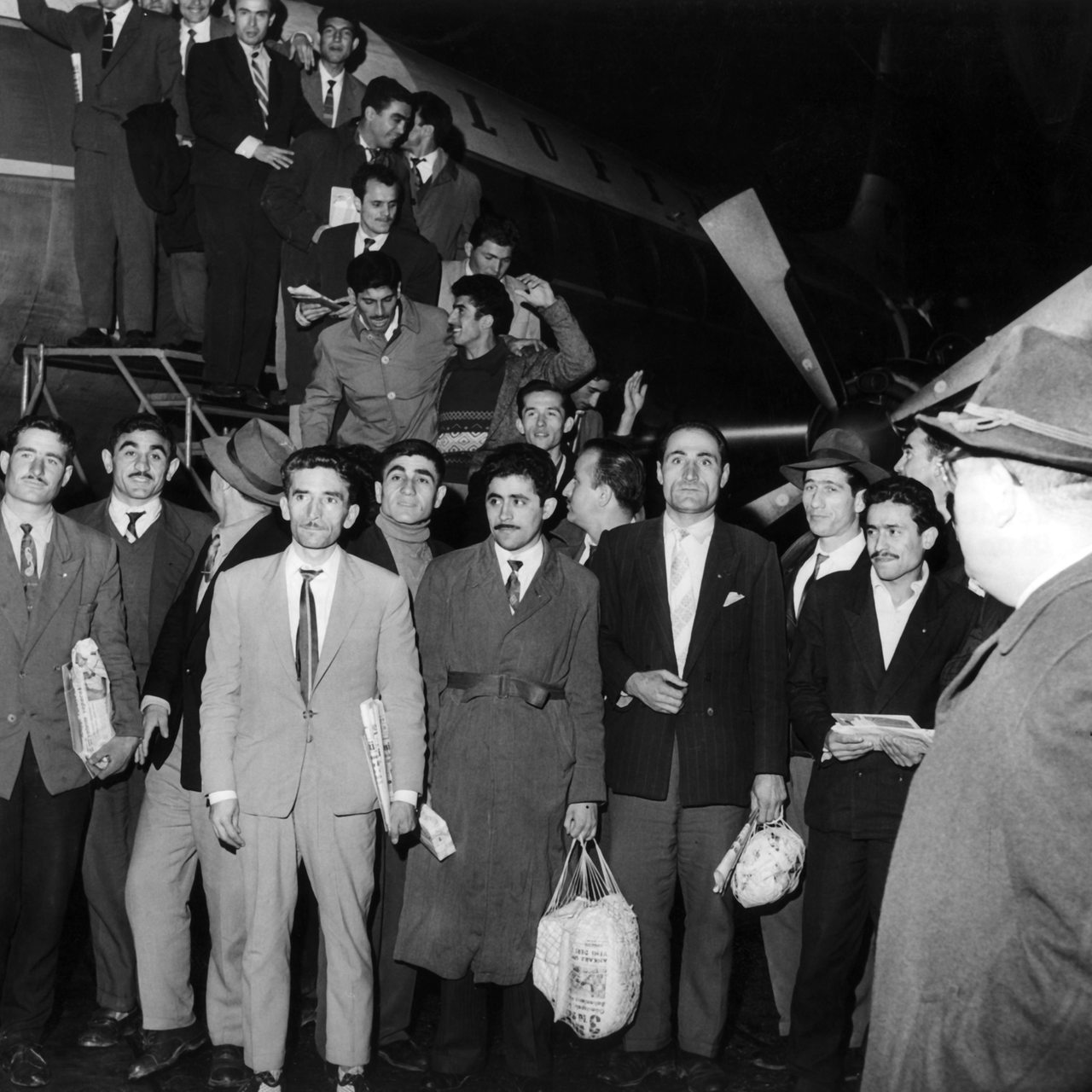 Türkische Gastarbeiter kommen 1961 auf dem Flughafen in Düsseldorf an. (Archivbild)