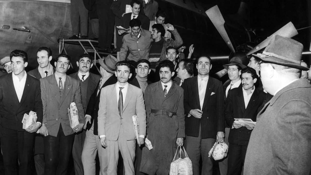 Türkische Gastarbeiter kommen 1961 auf dem Flughafen in Düsseldorf an. (Archivbild)