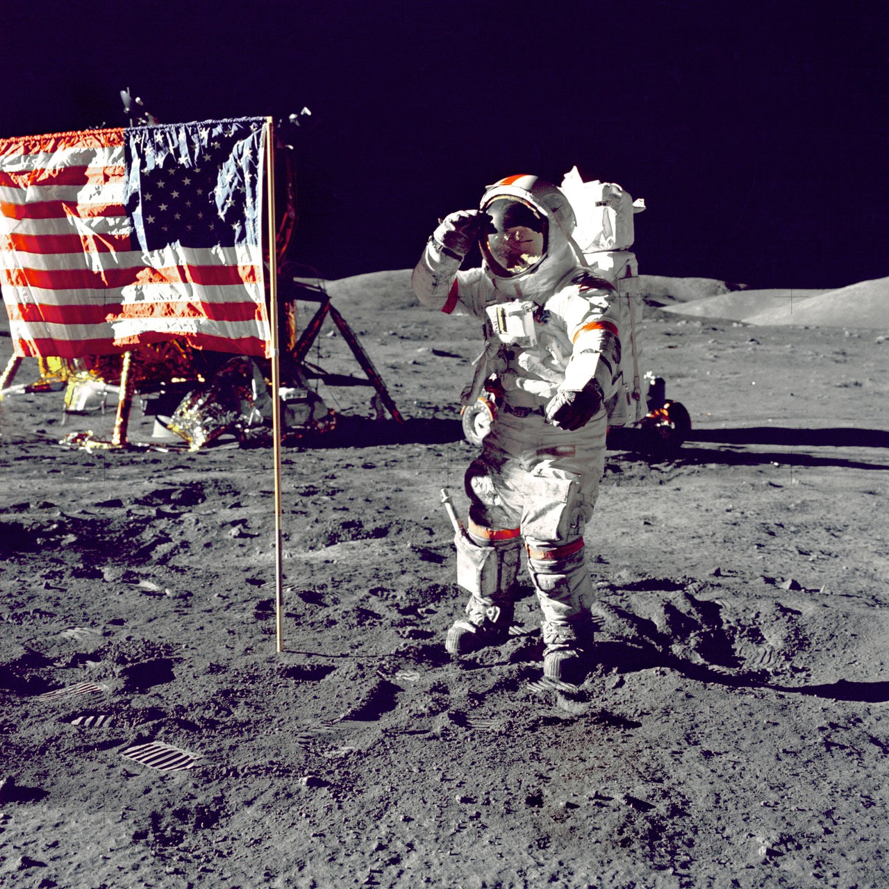 Astronaut Eugene Cernan posiert neben der amerikanischen Flagge in seinem Raumanzug im Dezember 1972 (Archivbild) 