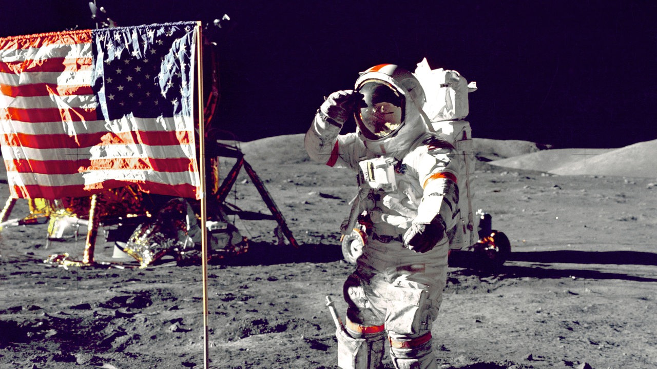 Astronaut Eugene Cernan posiert neben der amerikanischen Flagge in seinem Raumanzug im Dezember 1972 (Archivbild) 