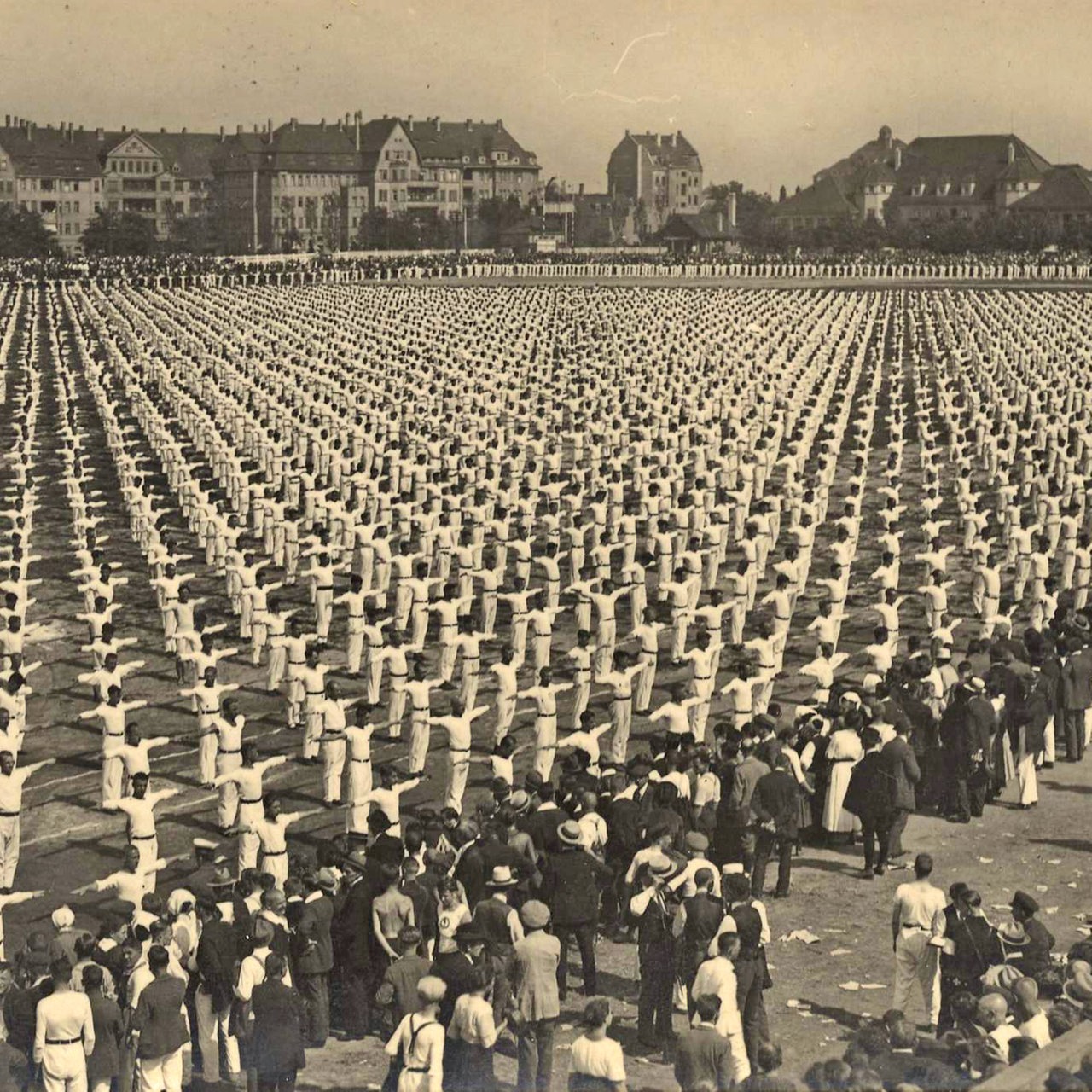 Historische Ansichtskarte zeigt das erste Arbeiter-Turn- und Sportfest 1922 in Leipzig